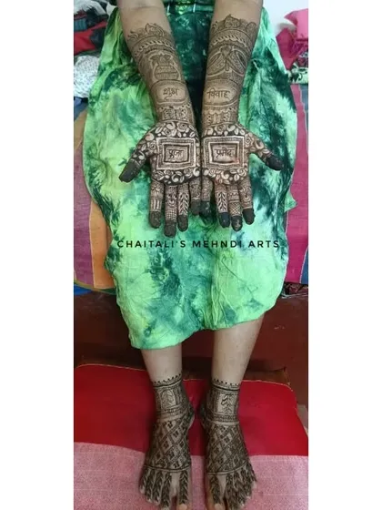 A complete set of simple bridal mehendi for hands and feet. The matching geometric patterns create a beautiful, coordinated look for the bride.
