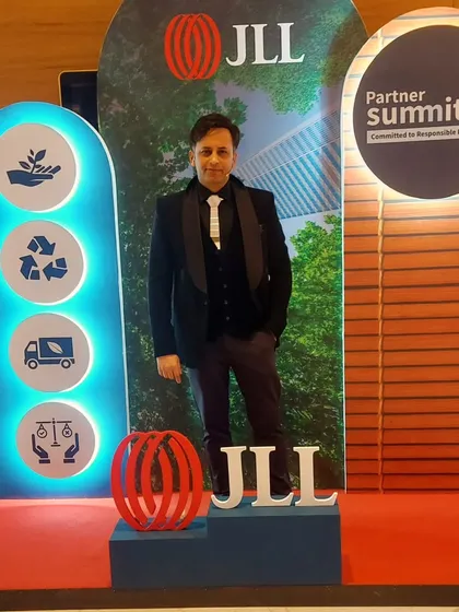 At the JLL Partner Summit '25. I create illusions while they create skylines. A perfect partnership of magic and real estate.