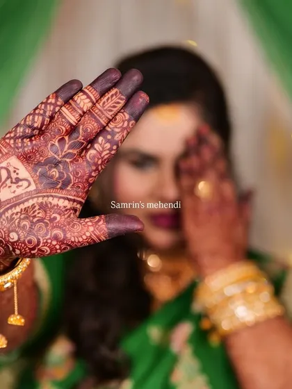 A playful pose showing off the rich stain on the palm. The groom's name, hidden in the design, is beautifully highlighted by the dark color.