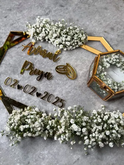 The full view of the modern hexagonal acrylic frame platter, a chic and stylish option for your engagement.