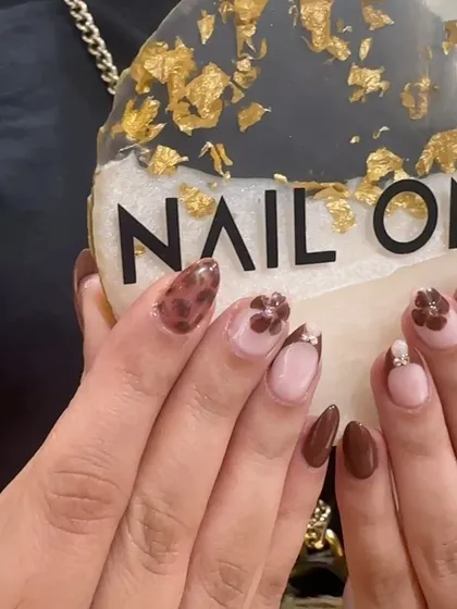 Here is another take on the popular brown floral and leopard print combination. This design uses a pointed stiletto nail shape, which adds an edgy feel to the earthy tones and delicate patterns.