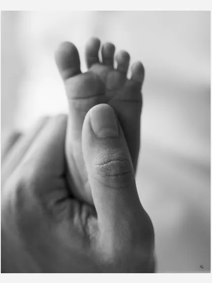 Every wrinkle and tiny toe is a detail worth treasuring. I take special care to create close-up, artistic shots of your baby's feet and hands, because these are the details that change in the blink of an eye.