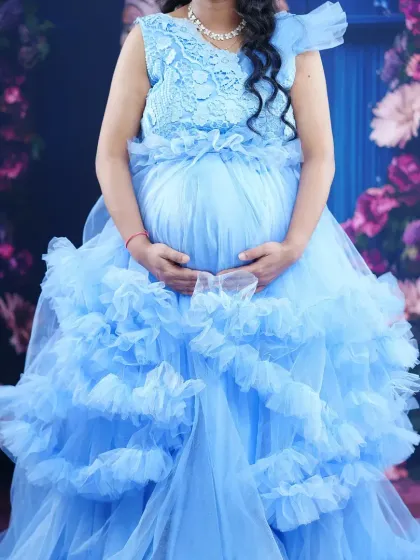This sky blue "cloud" maternity gown is perfect for a dreamy photoshoot. The layers of tulle create a soft, ethereal effect.