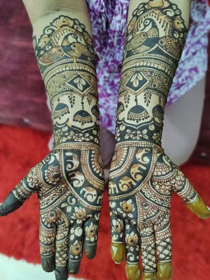 Another angle of this heavy bridal mehendi, showing the incredible density and sharpness of the patterns.