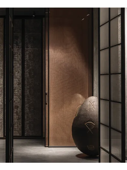 The Zen garden zones in the 'Frozen' store are surrounded by partitions, allowing visitors to stroll through them casually. This interactive element breaks down the barrier between observer and space, making the design an experience.