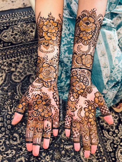 Another view of this intricate floral mehendi. The use of negative space makes the flowers and leaves really stand out.