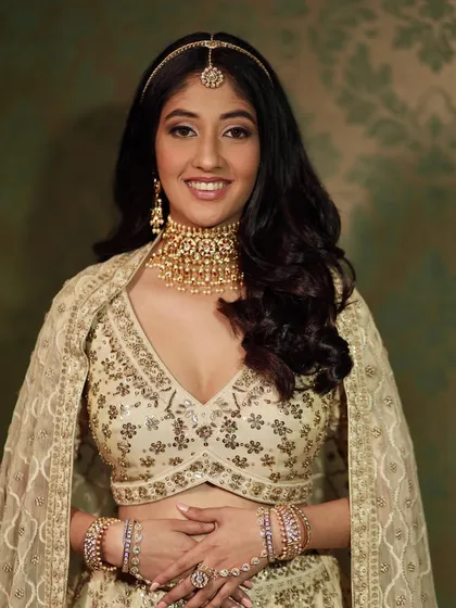 Pooja's happy smile says it all. She looks confident and chic, setting a new trend for modern brides who prefer an elegant, no-dupatta look for their pheras.