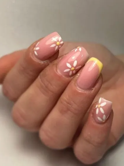 A cute daisy design paired with a yellow French tip. This is a cheerful and sunny manicure, perfect for brightening your day.