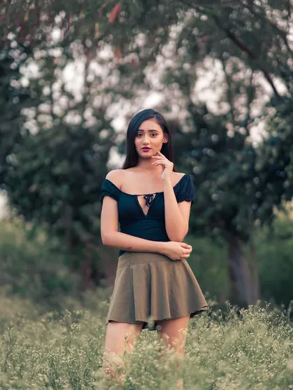 This shot uses the trees in the background to frame the model, creating a classic and balanced composition.