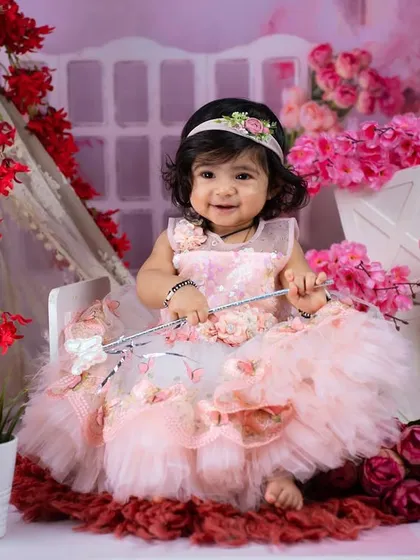 A little princess in a beautiful pink and red floral setting. The teepee and flower details add a touch of bohemian charm to this fairy-tale theme.