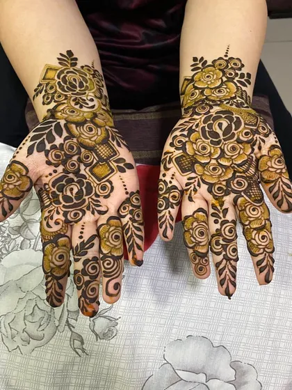 A bold and beautiful floral design on the palms. This Indo-Arabic style uses large rose motifs as the main focus, creating a very modern and striking pattern.