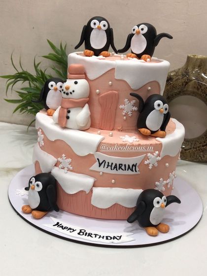 A super cute penguin-themed cake for a first birthday. My client requested a peach color combination with adorable penguins, a snowman, and snowflakes as the main elements. This 3kg cake was a unique Rabri Elaichi flavor.