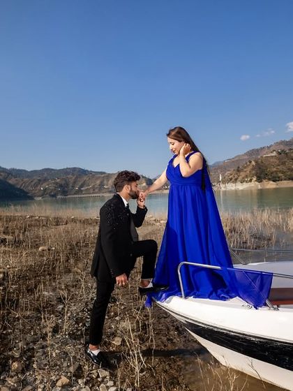 A chivalrous moment as he kisses her hand, with the boat docked by the shore. It’s a classic romantic gesture that adds a touch of elegance to the pre-wedding album.