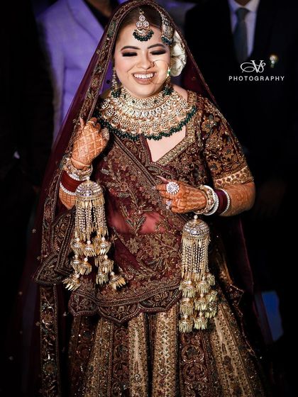 A joyful and radiant portrait of the bride, capturing her bright smile and the happiness of her wedding day.