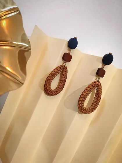 Another colour variation of the vintage oval hand-woven straw earrings, this time with a navy blue top.