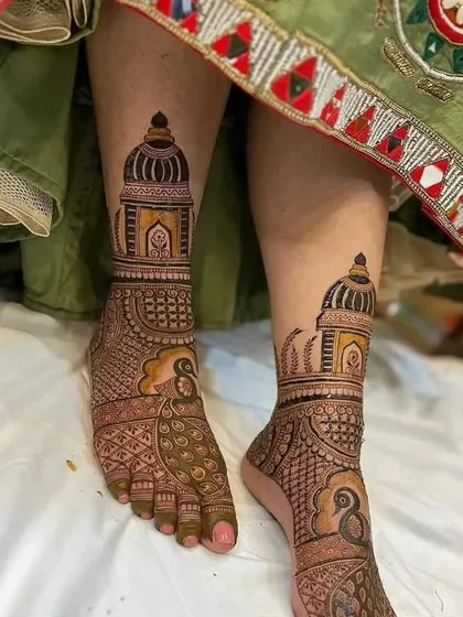 This foot design features architectural motifs, with palace-like structures and peacocks, creating a royal and unique look.