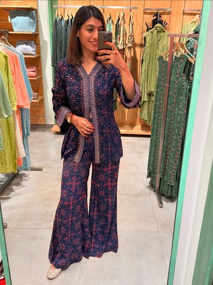 A mirror selfie in the navy blue co-ord set I wore while hosting the styling event.