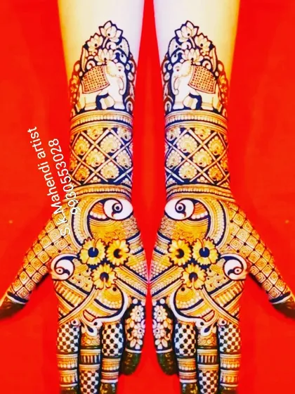 A unique design with elephant and peacock motifs. The checkered pattern on the fingers and the floral details on the palm make this a very eye-catching mehendi.