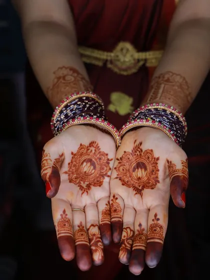 For this bride, we chose a simple yet elegant lotus mandala for her palms. It’s a beautiful example of how we can create a design that feels personal and special without needing full coverage.