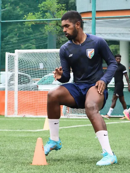 A ground session during off-season training. This is where we focus on the details that separate the good from the great, with athletes working on conditioning, on-field drills, and recovery.