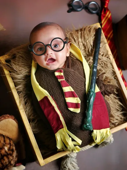 This alert baby is taking in all the magic of our Harry Potter set. The props, including the wand and tie, create a wonderfully detailed and fun scene.
