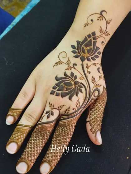 A simple and elegant Arabic floral design. The bold, shaded lotuses create a beautiful contrast with the delicate vines and net-patterned fingers.
