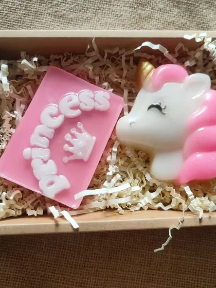 Another look at the unicorn and princess soap set, a perfect gift for any child who loves fairy tales.