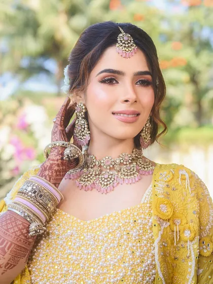 Bhumika looking absolutely radiant. The combination of the yellow outfit, pink jewelry, and soft pink makeup is simply perfect.