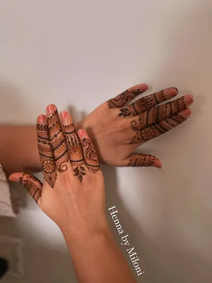 A third view of the minimalist finger mehendi, perfect for any party or small occasion.