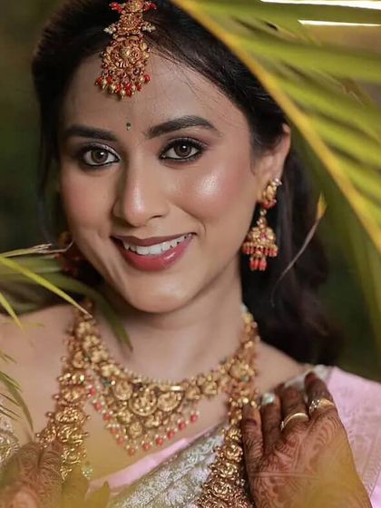 A happy bride is the most beautiful bride. Prakruthi's smile says it all. Her makeup is fresh, radiant, and perfectly suited for her reception.