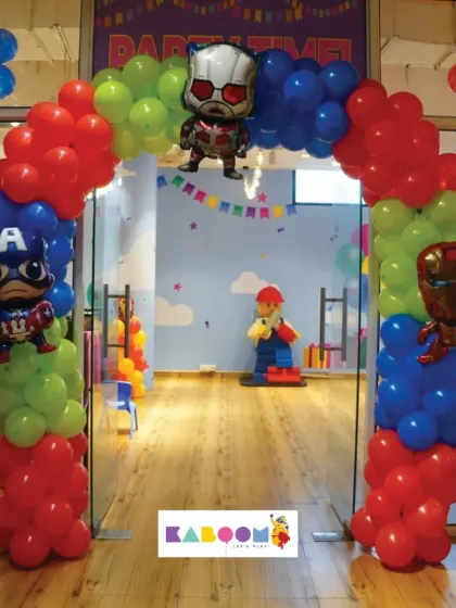 Your little heroes can enter the party through a super-powered balloon arch featuring Captain America, Iron Man, and War Machine, setting the tone for an action-packed celebration.