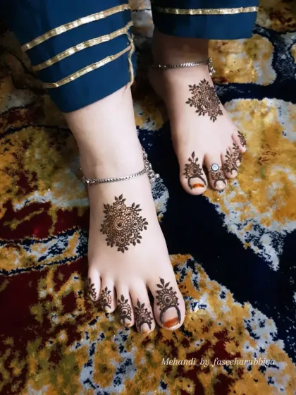 A final shot of this minimalist and chic feet henna design.