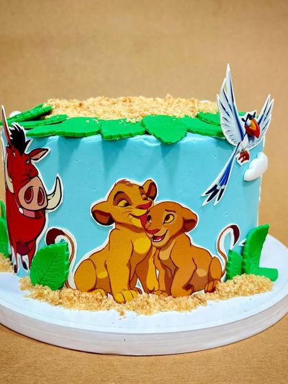 I wish I had a Hakuna Matata life! This Lion King cake features young Simba and Nala, with Timon and Pumbaa making an appearance. The edible sand and leaf details complete the Pride Lands look.