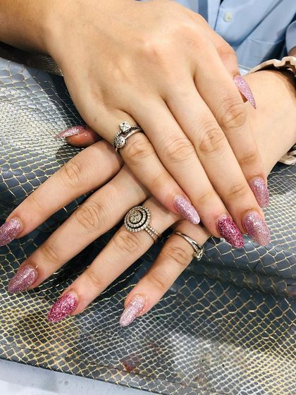 A beautiful mix of pink and rose gold glitters for a super sparkly and feminine look.