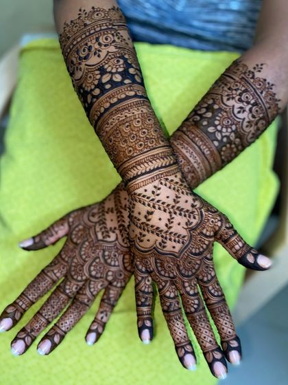 A stylish design for the back of the hands, with delicate leafy vines and floral bands.