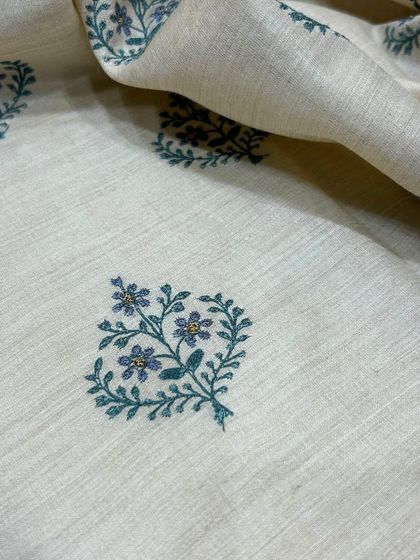 This delicate floral block print on a natural base is perfect for creating a classic and understated ethnic look.
