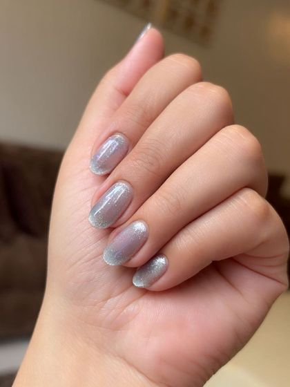 A clear shot of the cat eye effect on short, rounded nails.