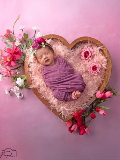 This is where artistry meets innocence. In my cozy studio, I use soft textures, beautiful florals, and heart-shaped props to create a dreamy and safe environment for your baby's first professional portraits.