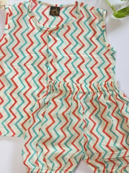 A vibrant chevron print jhabla and bloomer set. This unisex design is perfect for summer and adds a pop of color to any baby's wardrobe.