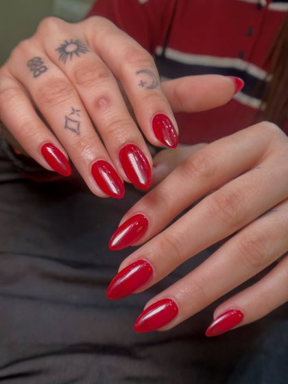 The perfect shade of Christmas red. This gel polish provides a rich color and a super glossy, long-lasting finish.