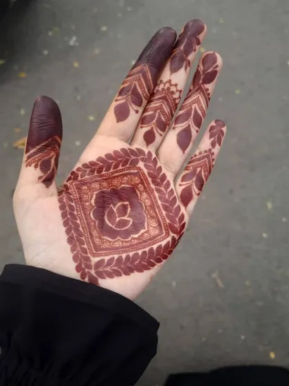 A throwback to a design from three years ago. The stain is a gorgeous deep red, showing the quality of the organic henna in this simple, square-shaped Gulf-style design.