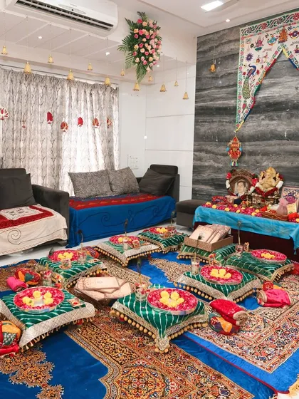 Here is a full view of a traditional Gujarati Lagan Lakhwanu ceremony I designed. The setup includes authentic low bajot seating for the family, a beautiful embroidered toran framing the puja area, and a rich blue carpet that brings the whole space together. It’s all about creating an authentic and memorable experience for these important family rituals.