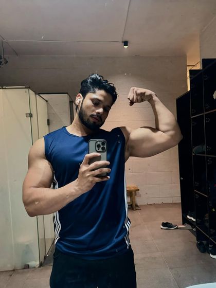 A post-workout bicep flex selfie.