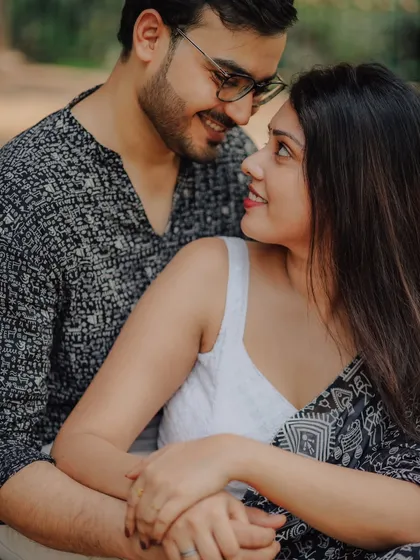 A close-up portrait filled with love. The way Jayashree and Anand look at each other in this shot shows the deep bond they share.