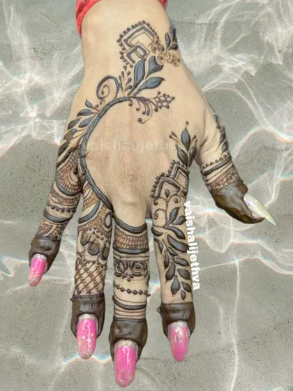 A modern and edgy Arabic-style design. The sharp lines and bold shapes create a tattoo-like effect that is very contemporary.