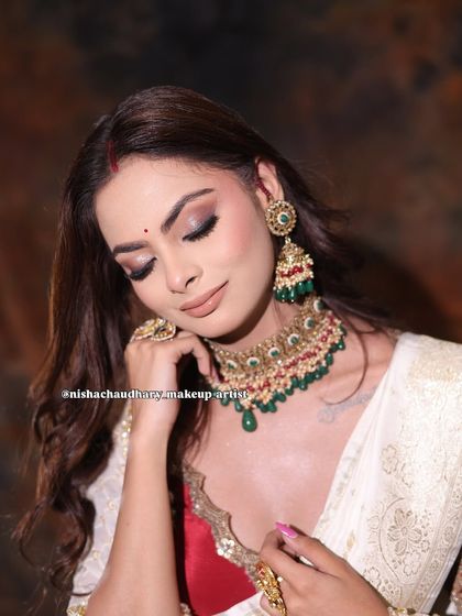 A closer look at this elegant reception makeup. The soft, blended eyeshadow and flawless skin create a look that is both glamorous and sophisticated.