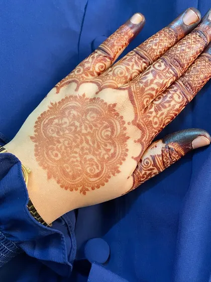 A lovely mandala stain. The colour is so even and deep, a sign of pure, natural henna.