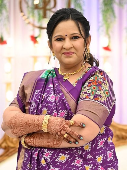 Another lovely portrait of the groom's mom, proudly showing off her detailed henna art.