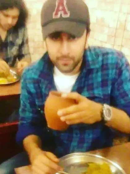 Throwback to when actor Ranbir Kapoor visited the Parathe Wali Gali shop. He is seen here enjoying a lassi in a traditional kulhad, a perfect accompaniment to the hot parathas.