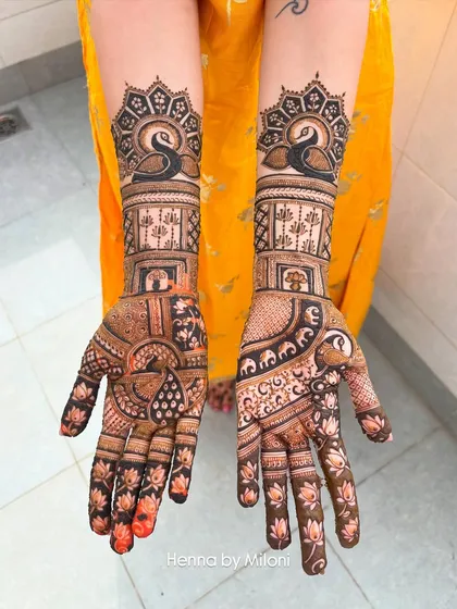 A classic bridal design featuring symmetrical peacocks and jharokha-style architecture. The balance of bold figures and delicate patterns makes this a timeless choice for any bride.